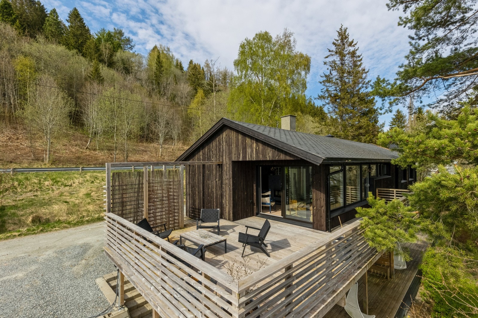 Solrik terrasse med utgang fra stue. Galleribilde