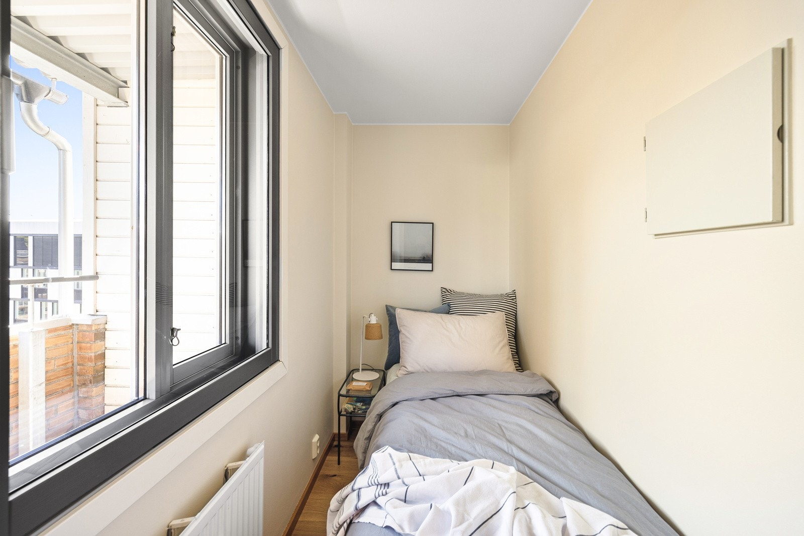 NB: Ikke godkjent som soverom. Boden er i dag innredet som sovealkove. Dette rommet er ikke godkjent for varig opphold. Galleribilde