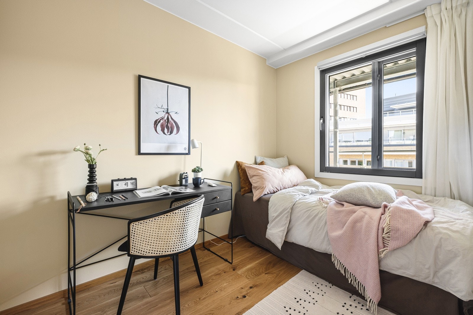 Soverom 2 har god plass til seng, garderobeskap og kontorpult. Galleribilde