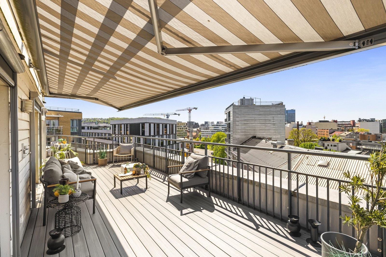 Det er markise for enkel solskjerming på terrassen. Galleribilde