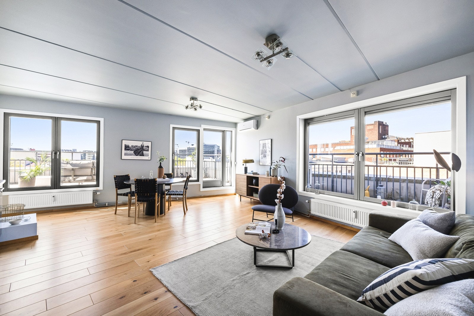 Lys og lekker stue med lysinnslipp fra flere flater. Galleribilde