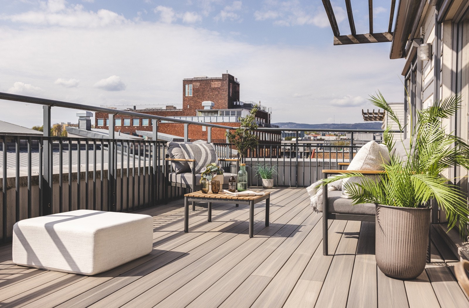 Gode solforhold! Selger estimerer solforhold fra ca. 08.30 til nærmere 21.30 på terrassen. Galleribilde