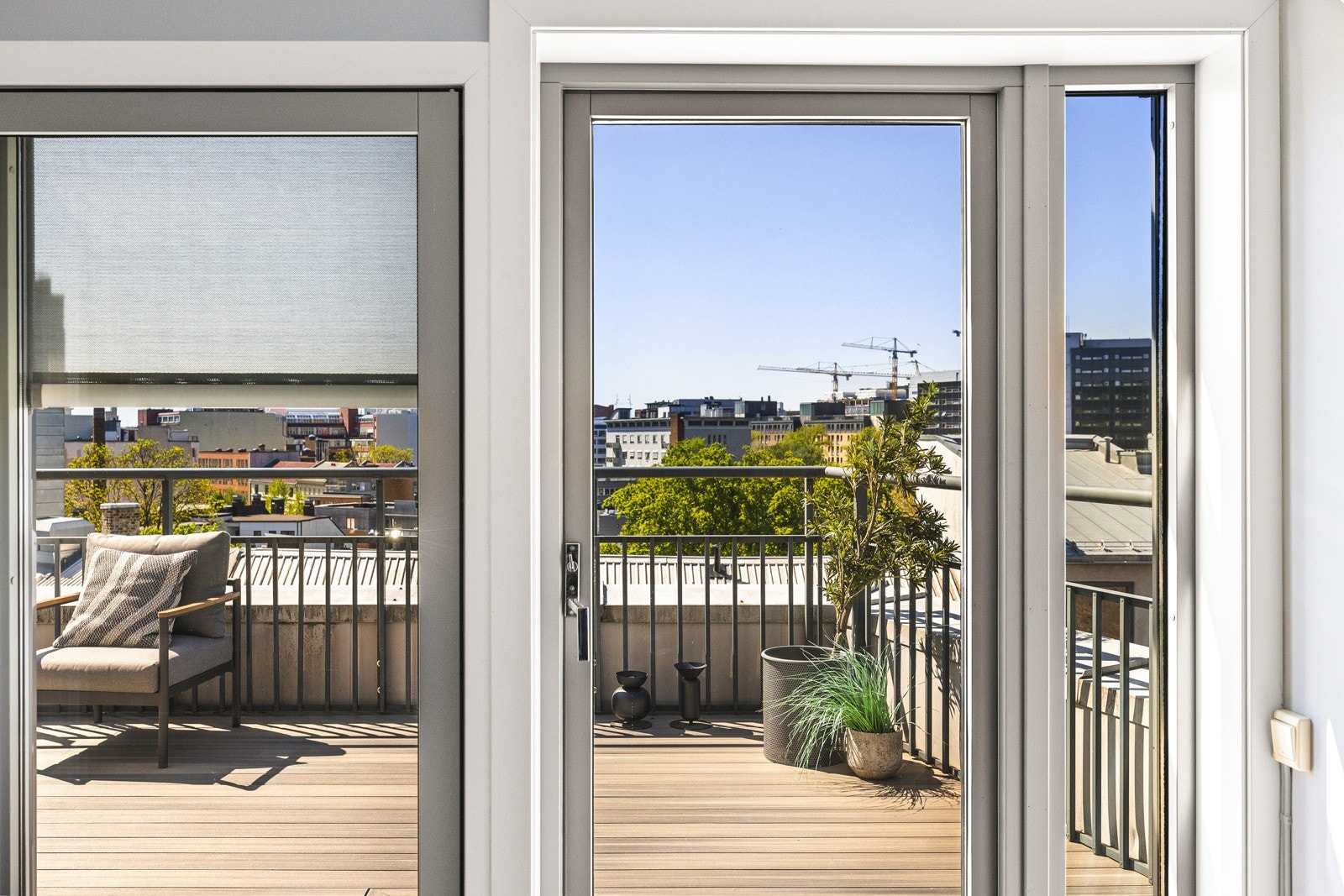 Her har man zip screen solskjerming til samtlige rom. Solen har man fra ca. 08:30 - 21:30. Galleribilde