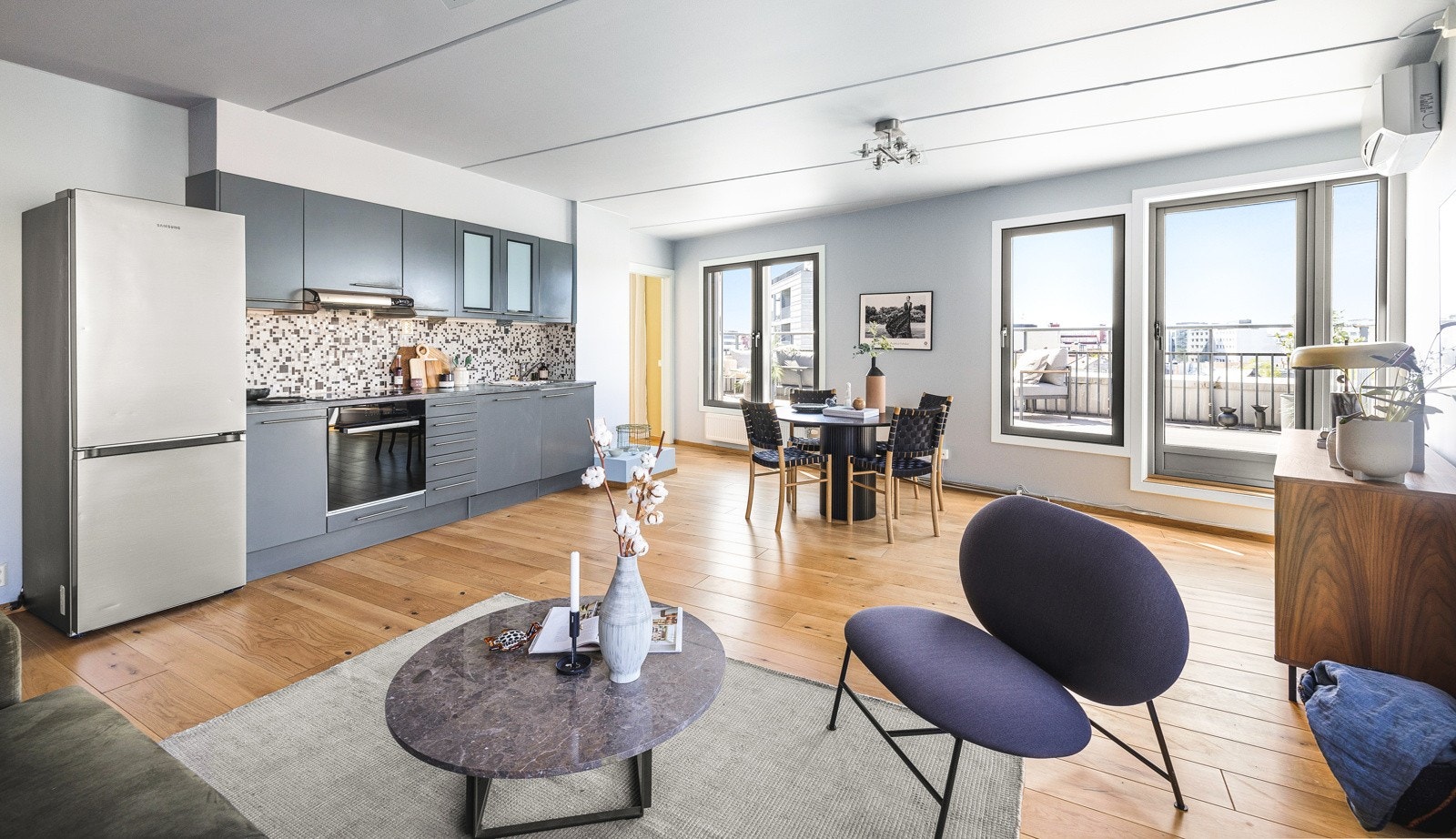 Åpen, moderne stue/kjøkken-løsning innbyr til trivelig stemning. Galleribilde