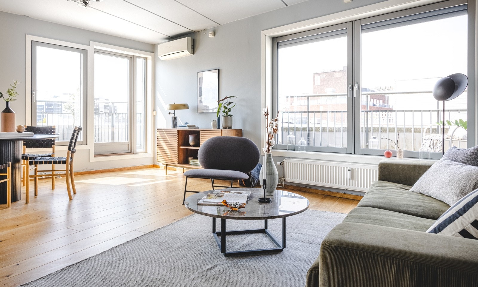 I stuen er det lysinnslipp fra flere flater. Lysinnslippet er med på å fremheve den gode romfølelsen. Galleribilde