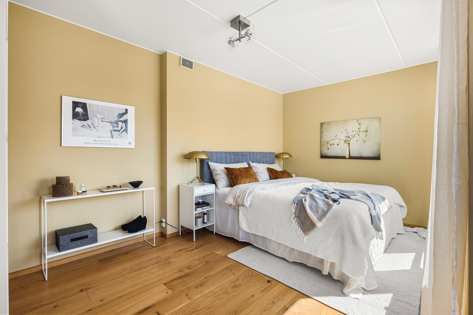 Hovedsoverommet har god plass til dobbeltseng, nattbord, kommoder og garderobeskap. Galleribilde