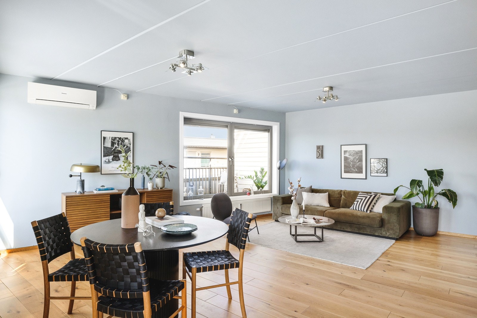 Boligen har en lys og luftig stue med flere innredningsmuligheter. Galleribilde