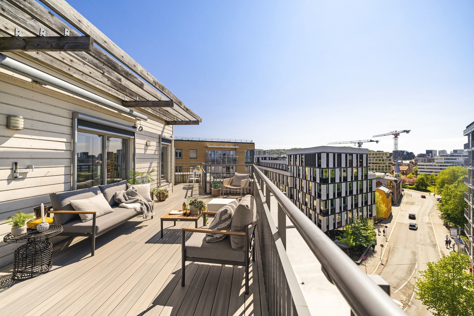 Fantastisk, stor takterrasse med flotte solforhold! Vedlikoholdsfrie terrassebord i kompositt. Galleribilde