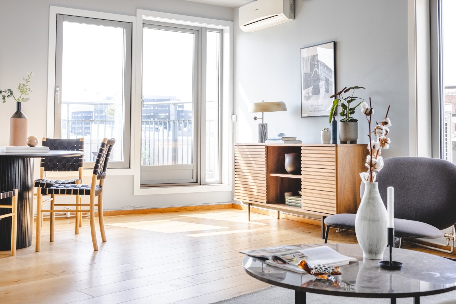 Det er montert varmepumpe i boligen. Dette gir lun og god varme på vinteren og kjøling via aircondition på de varme dagene. Galleribilde