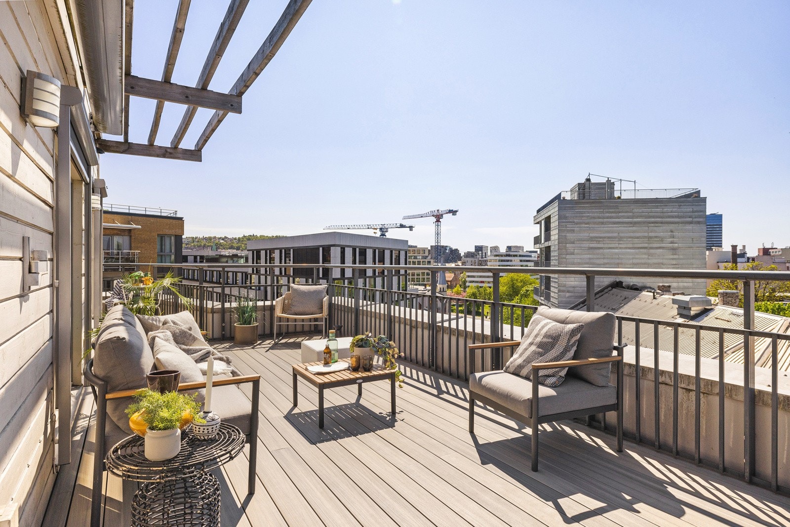 Utenfor stuen finner vi den herlige takterrassen. Her kan du virkelig nyte varme sommerdager til det fulle! Galleribilde