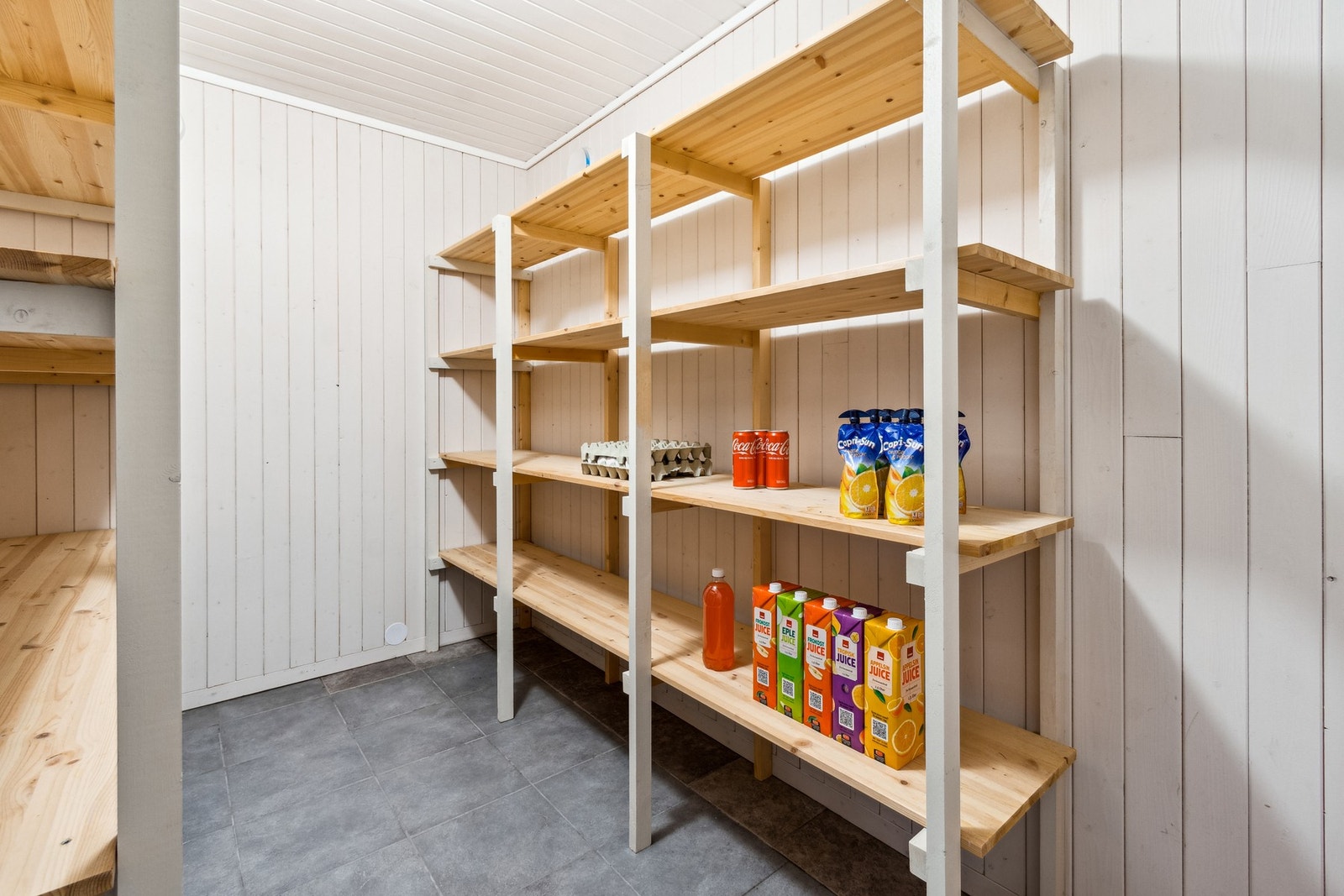 Praktisk bod i sokkel med god plass til lagring. Galleribilde