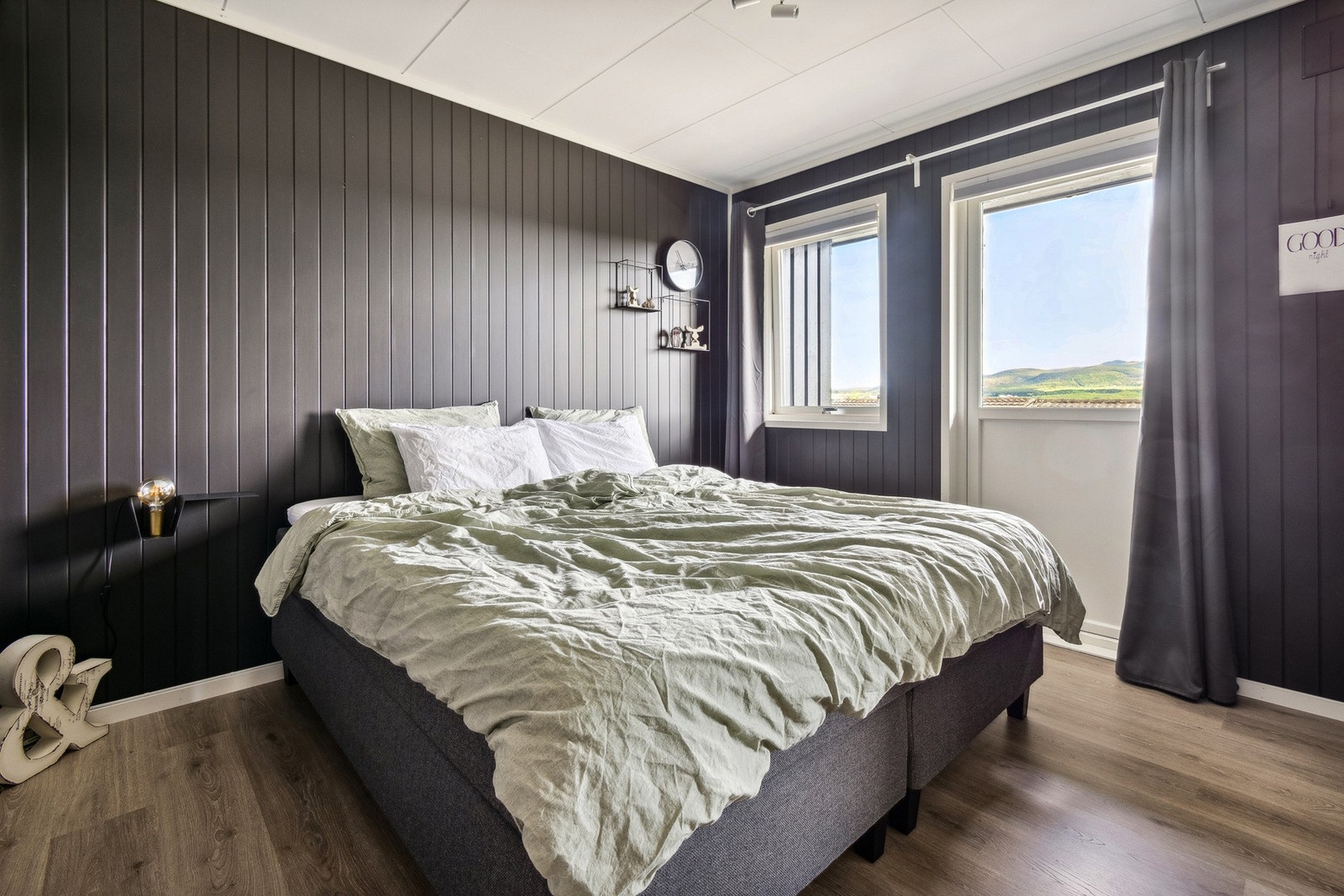 Romslig hovedsoverom med verandadør ut til terrassen mot morgensola og utsikten. Galleribilde