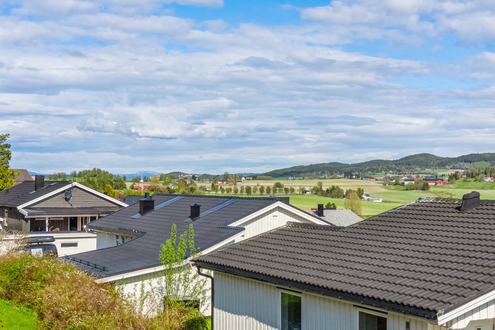 Nydelig utsikt utover bygda fra terrassen. Galleribilde