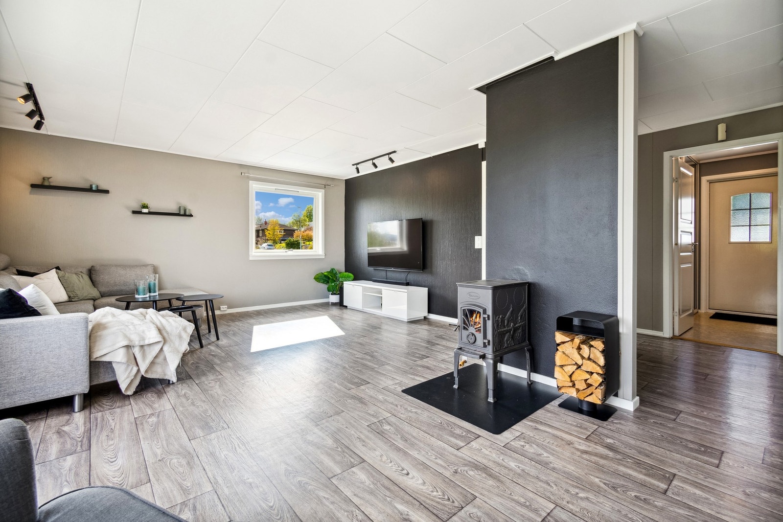 Åpen planløsning med vindusflater på 3 sider. Dette gir godt med naturlig lys inn i stue/kjøkken-sonen. Galleribilde
