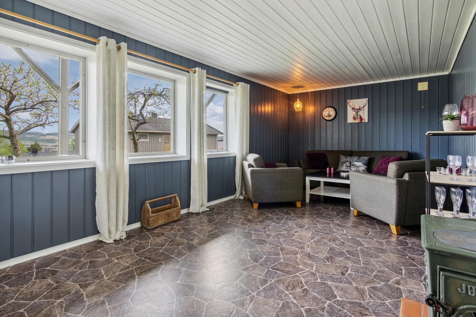 Kjellerstua er romslig og har godt med lysinnslipp. Varme i gulv og vedfyring. Galleribilde