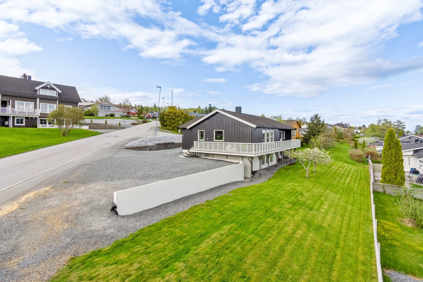 Enebolig i Holåsen med garasje, stor gårdsplass og romslig hage. Galleribilde