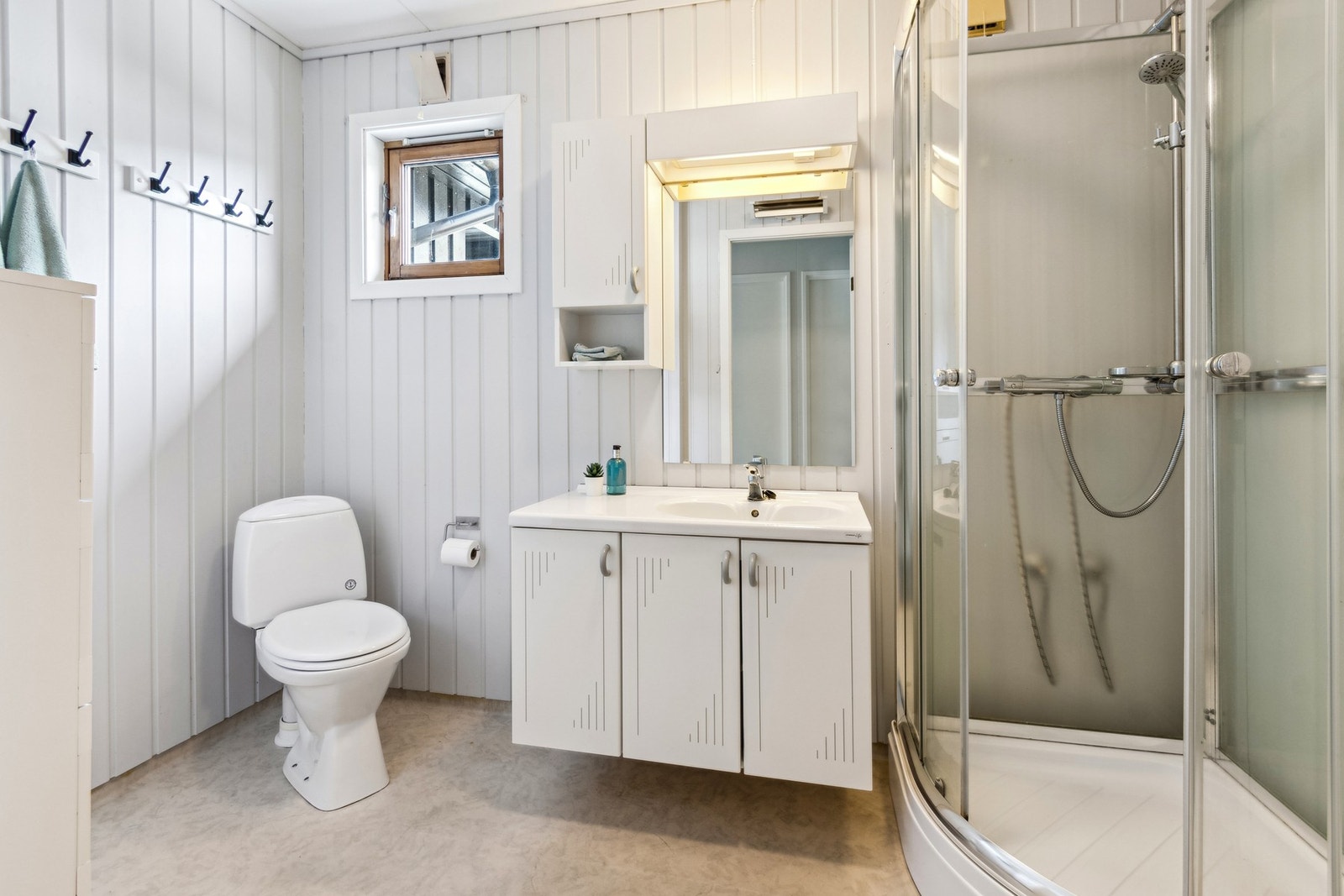 Badet er praktisk plassert i hovedetasjen, rett ved alle 3 soverommene. Galleribilde