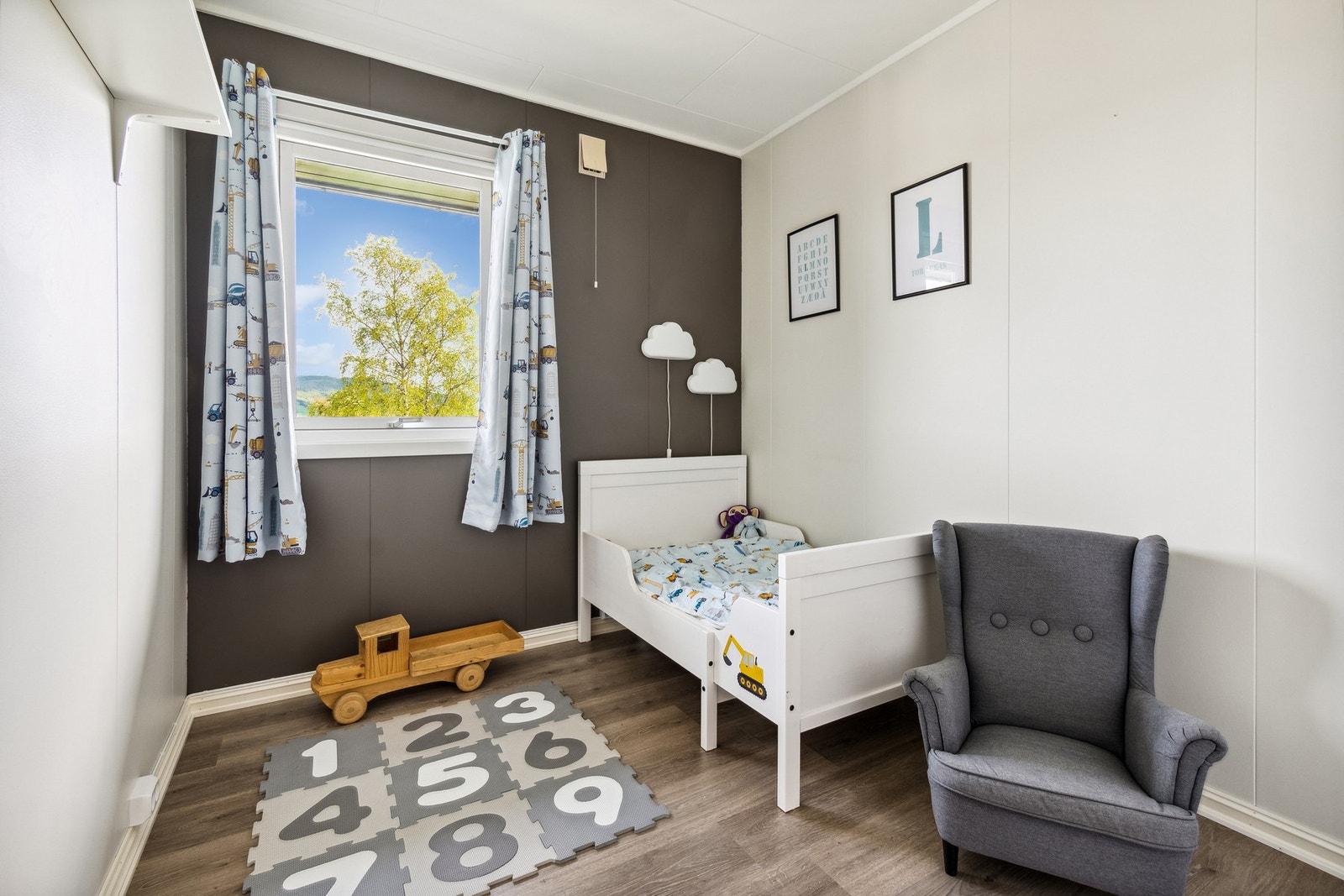 Soverom 2 har nydelig utsikt utover bygda. Galleribilde