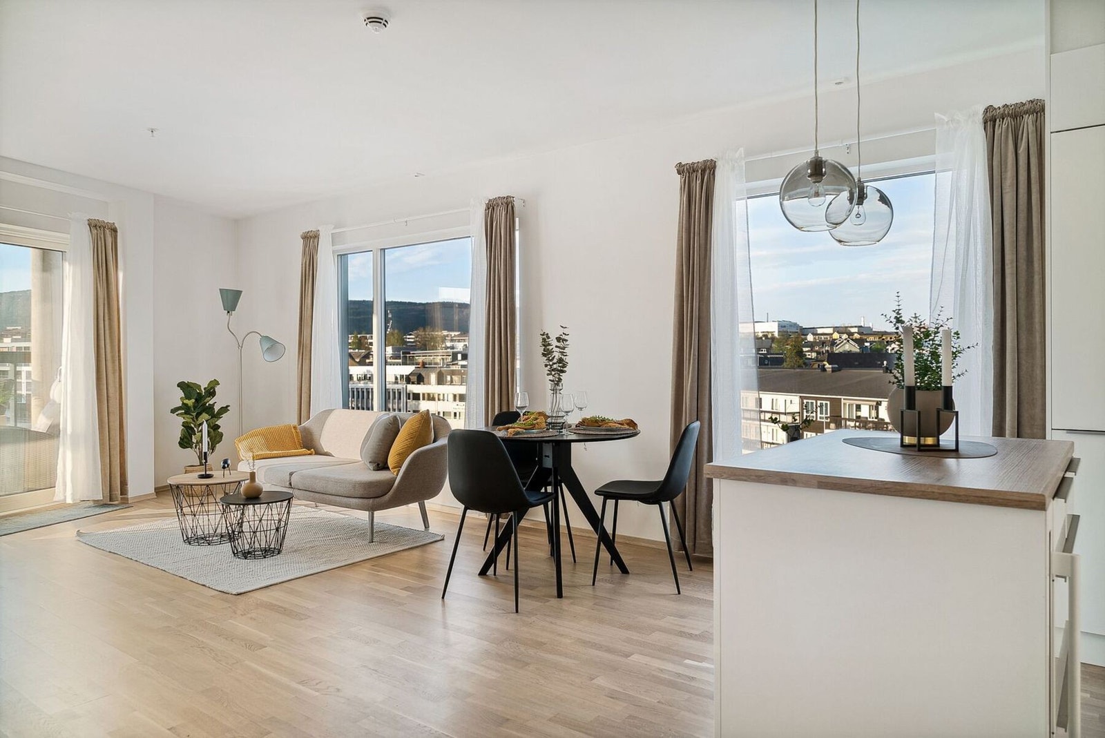 Ved kjøkkenet er det fin plass for spisebord. Galleribilde