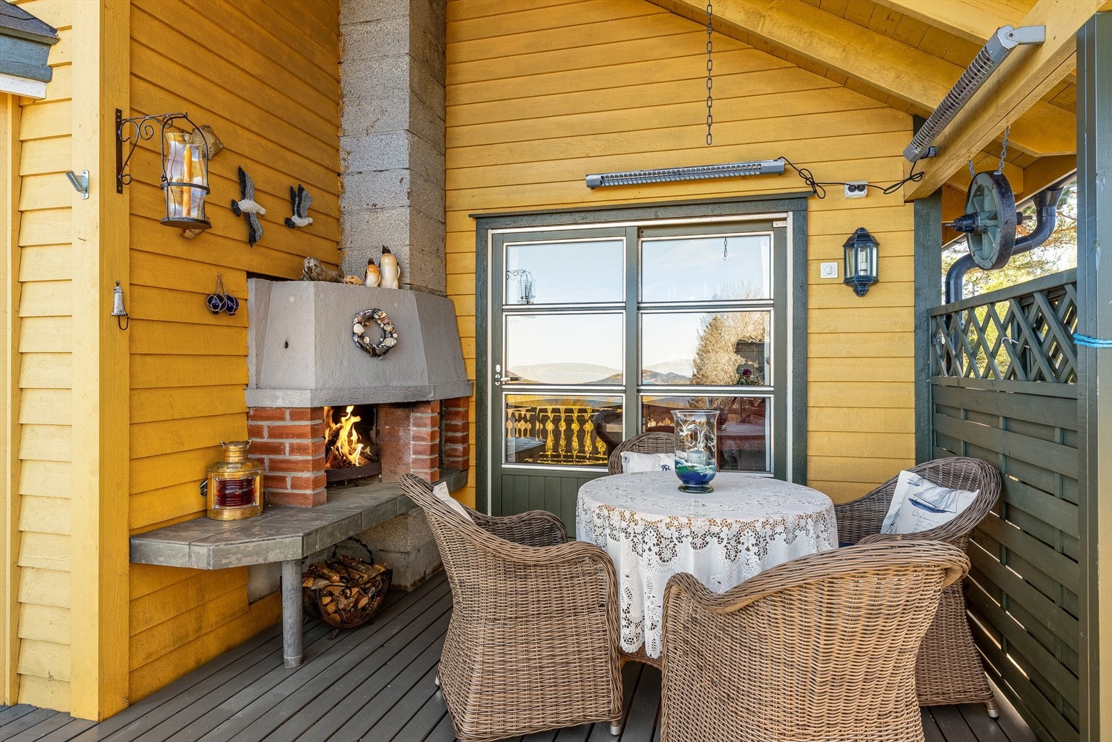 Terrassen har belysning, utestikk og adkomst fra stuen. Galleribilde