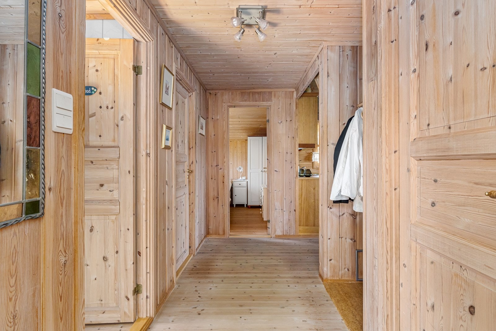 Tilliggende gangen finner man en bod - perfekt for oppbevaring av yttertøy og utstyr. Galleribilde