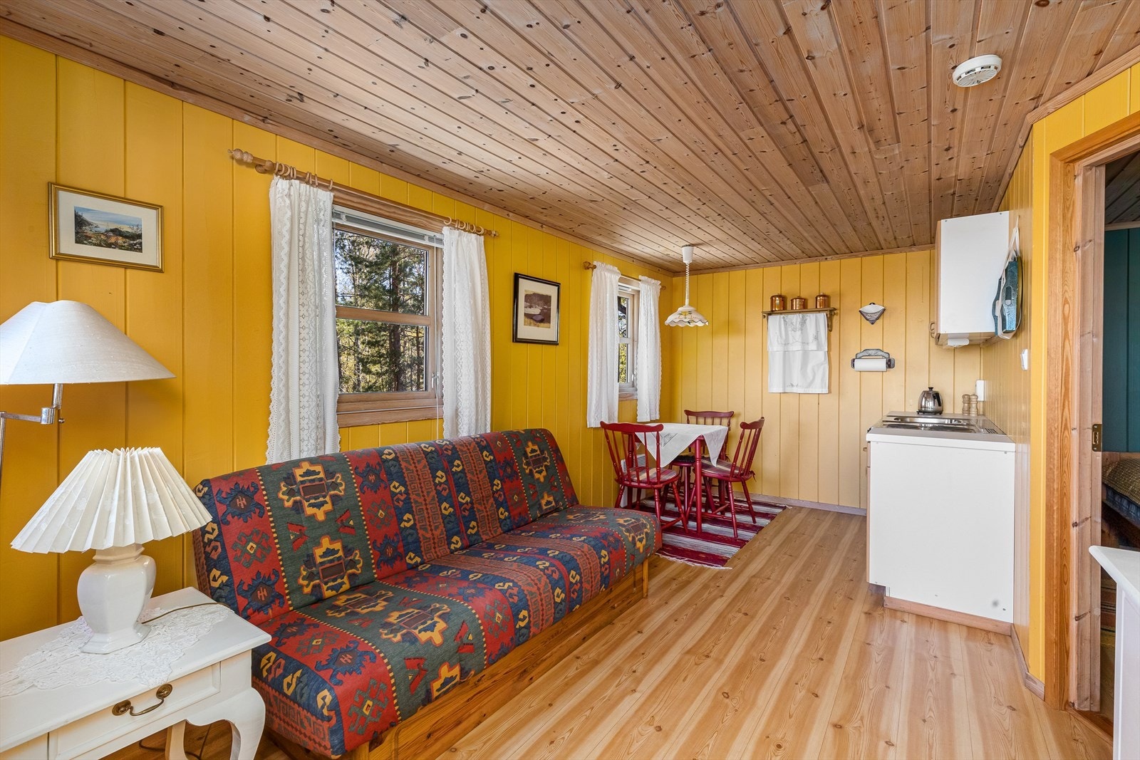 Kjøkkenet har integrert kjøleskap og kokeplater i benkebeslaget. Galleribilde