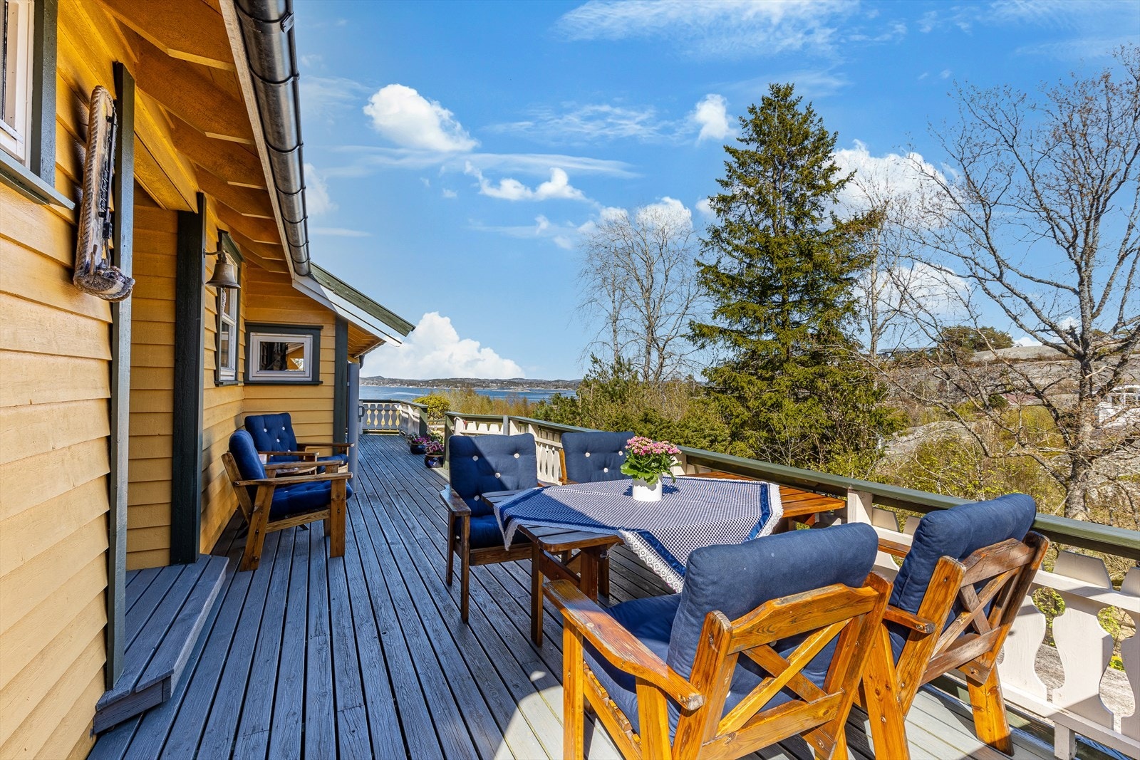 Det er gode solforhold på eiendommen, så på terrassen nytes virkelig varme, late feriedager til fulle. Galleribilde