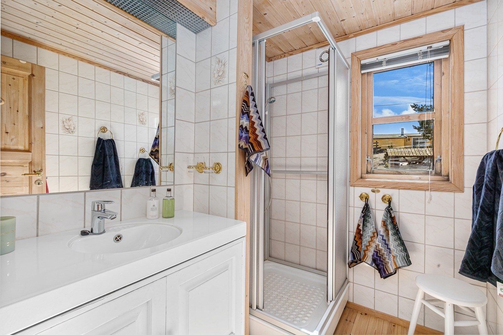 Badet er utstyrt med dusjkabinett, og hytta ble tilkoblet offentlig vann/avløp i 2022. Galleribilde