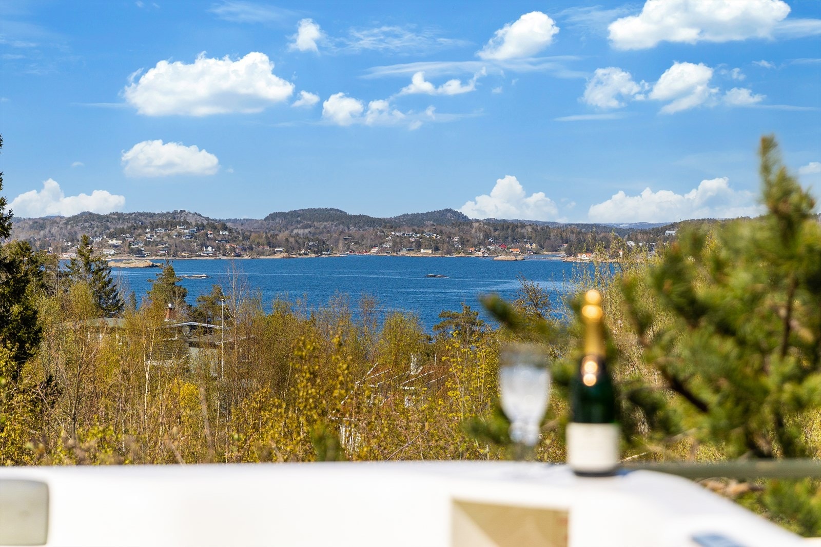 Hytta ligger høyt til med nydelig utsikt over sjøen og den vakre skjærgården i Sandefjord. Galleribilde