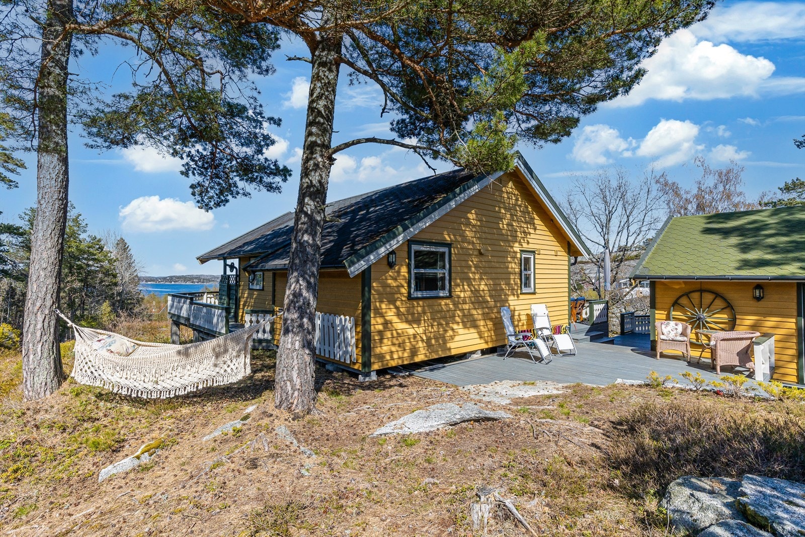 Eiendommen består hovedsakelig av naturtomt med fjell i dagen, gress, trær og annen stedlig vegetasjon. Galleribilde