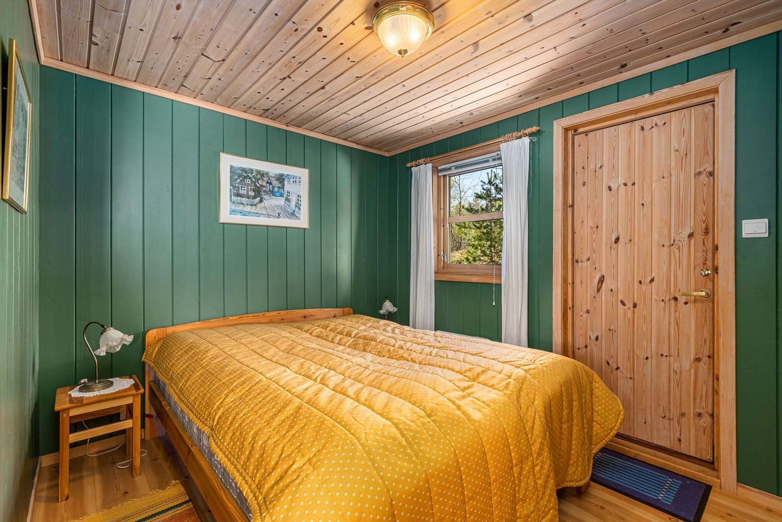 Annekset er et fint gjestehus, og soverommet har egen utgang til terrassen. Galleribilde