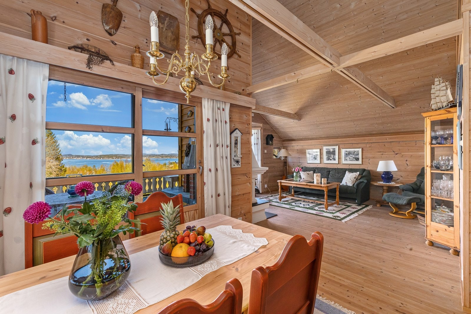 Stuen er naturlig inndelt i ulike brukssoner, og det passer utmerket å innrede med spisebord utenfor kjøkkenet. Galleribilde