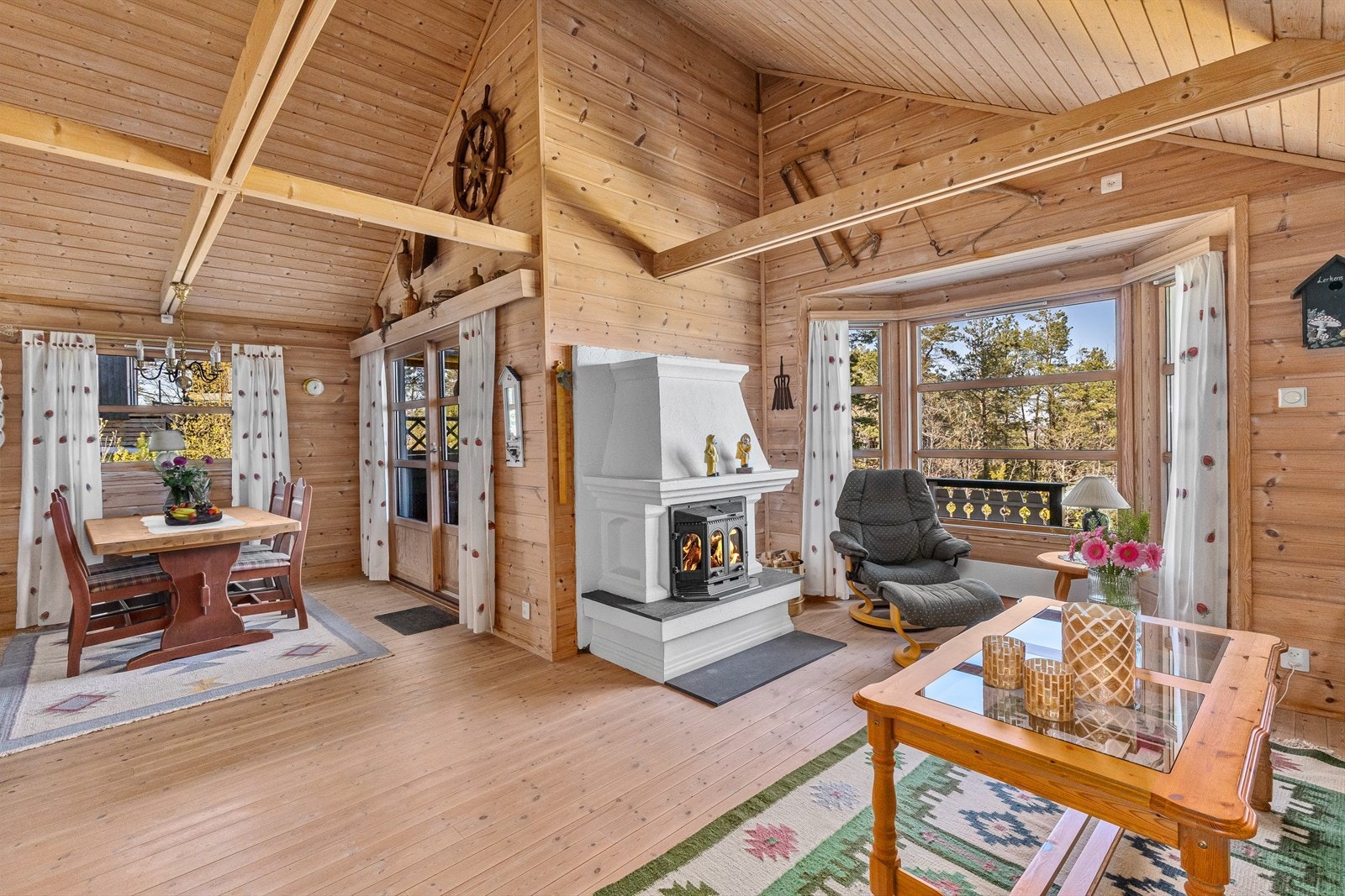 Etter en lang dag ute kan man komme inn å finne varmen foran en peis i stuen. Galleribilde