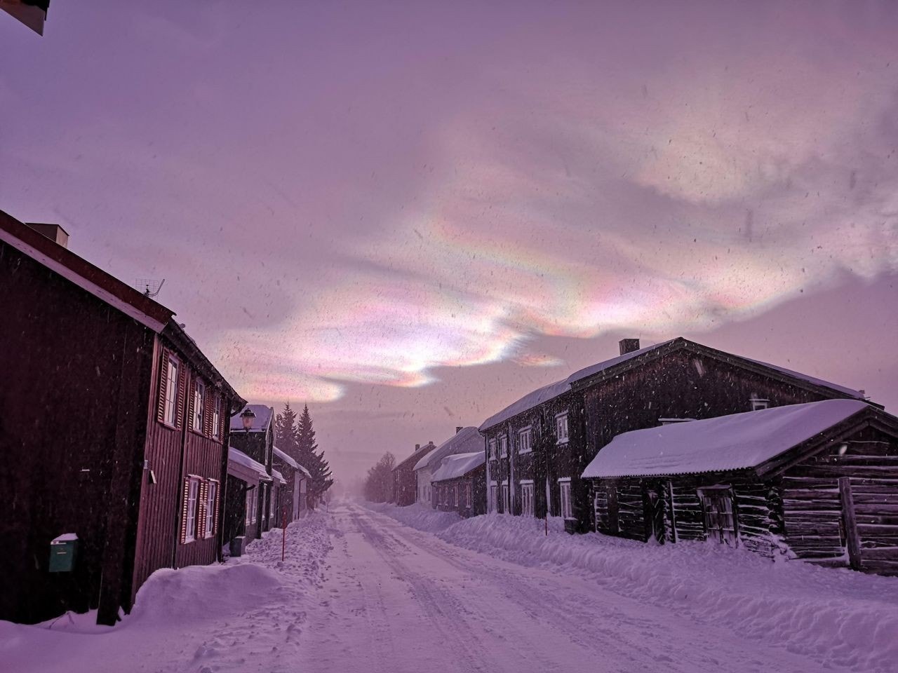 Gata på Røros i desemberlys. Galleribilde