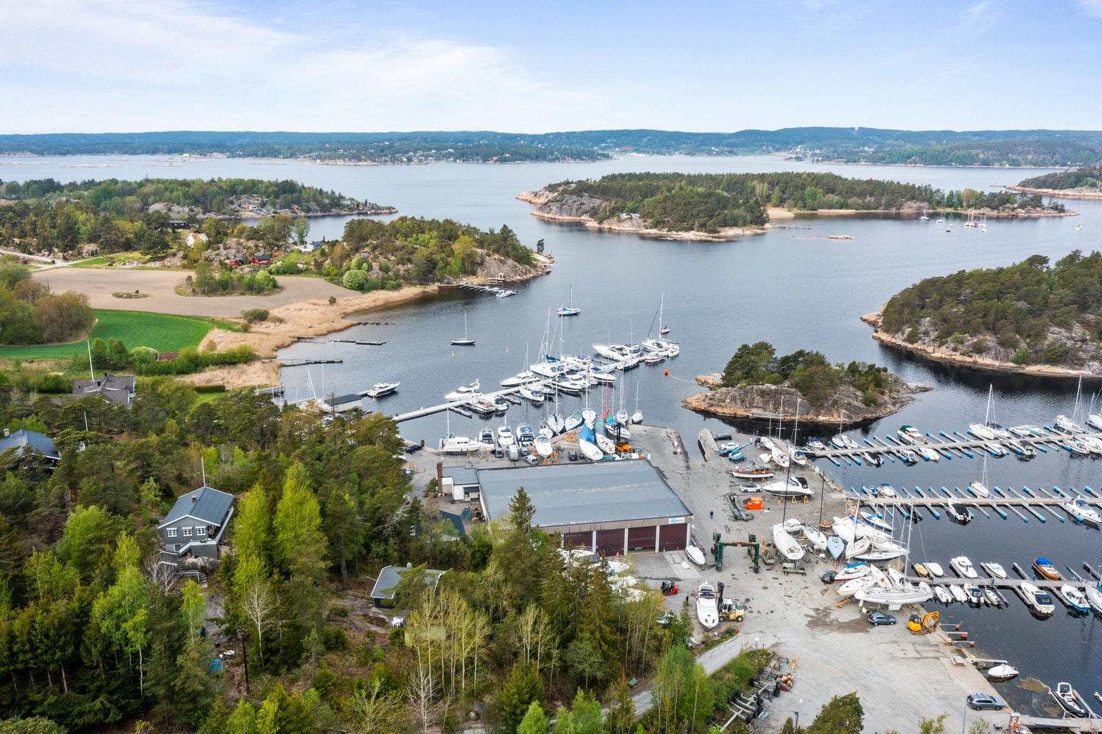 Rett ut fra kilen er det vid utsikt mot Skjebergkilen, Hvalerøyene og Svenskekysten, et yndet besøk for små båtturer Galleribilde