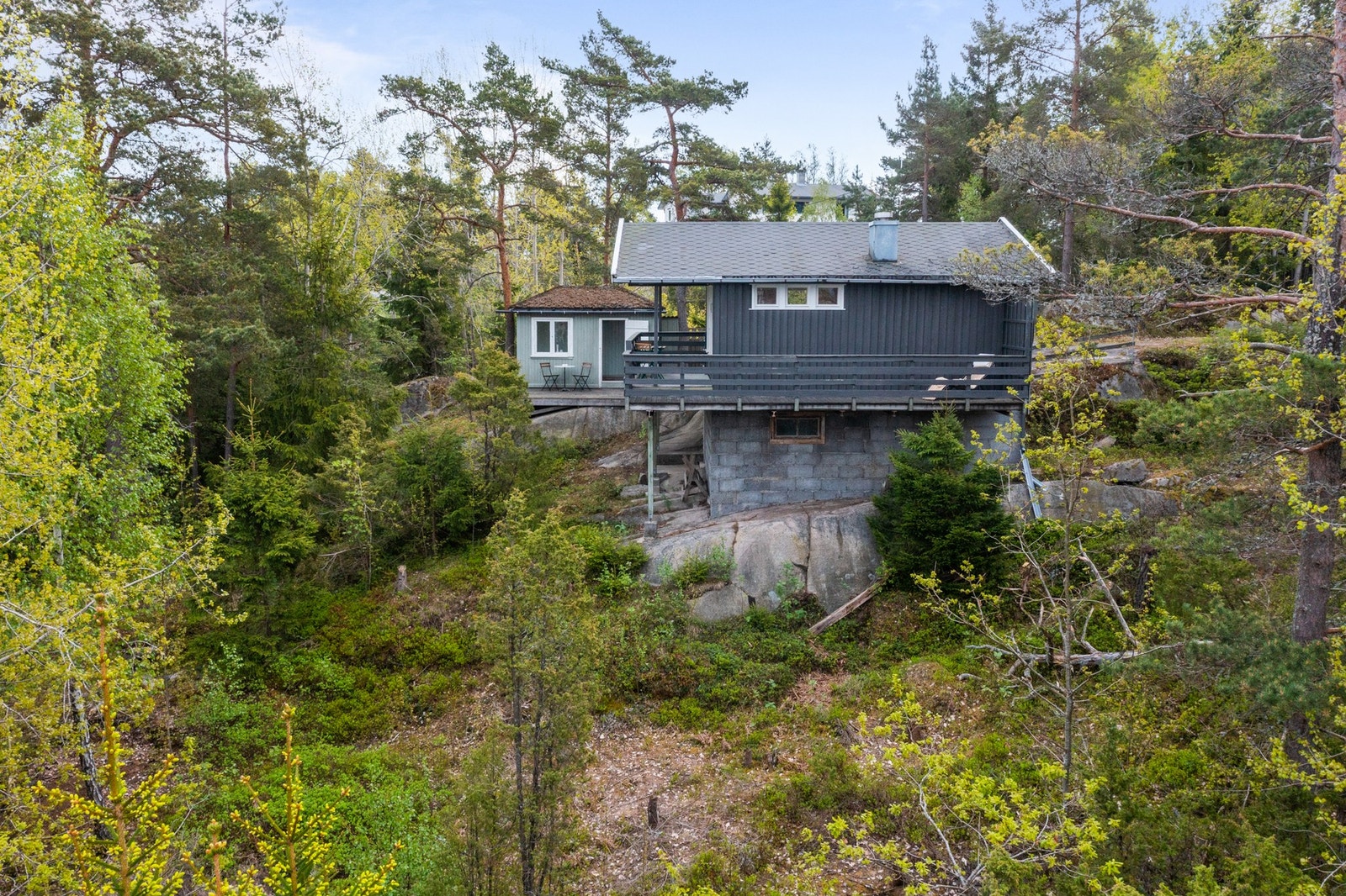 Tomten er kuppert og skrående arrondert og består for det meste av naturlig skogsvegetasjon og fjell i dagen Galleribilde