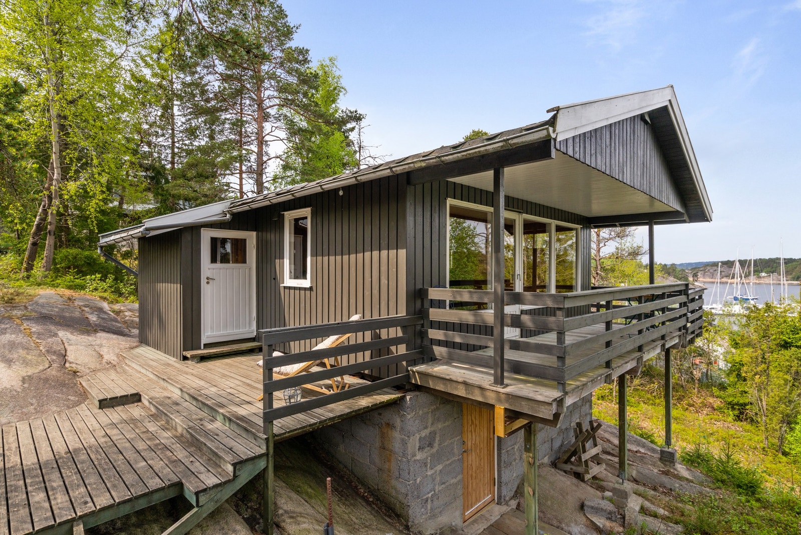 Hytta står for det meste på fjell Galleribilde