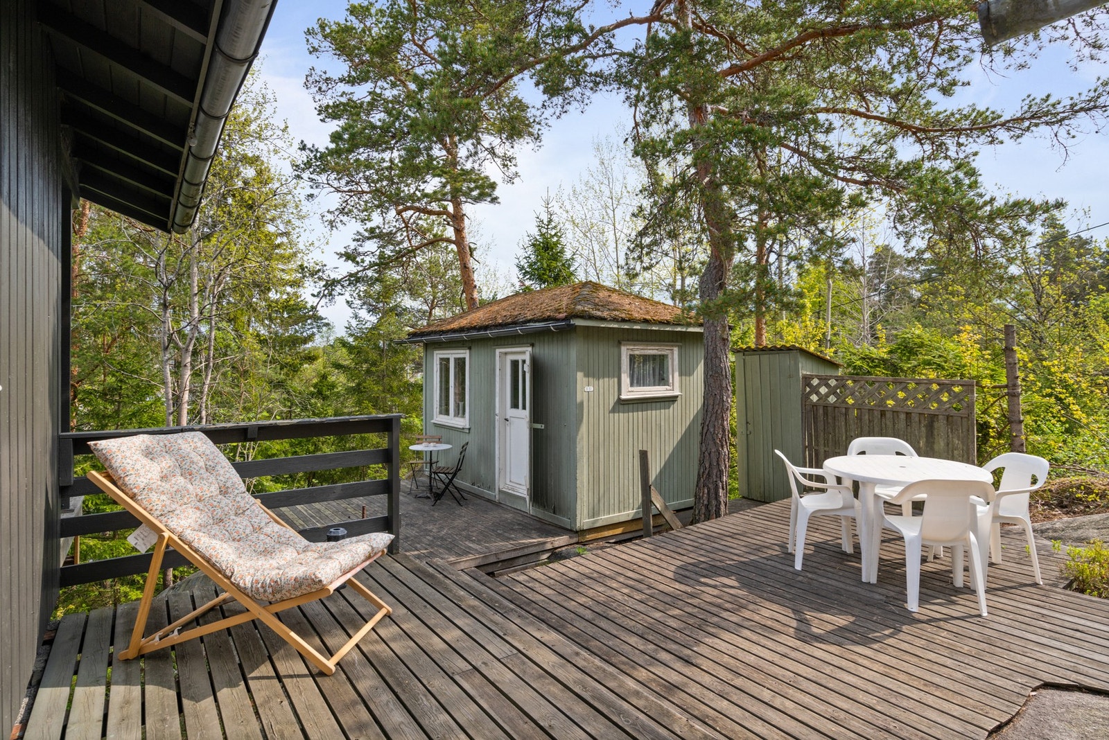 Hytta har en terrasse og en veranda på hver side Galleribilde