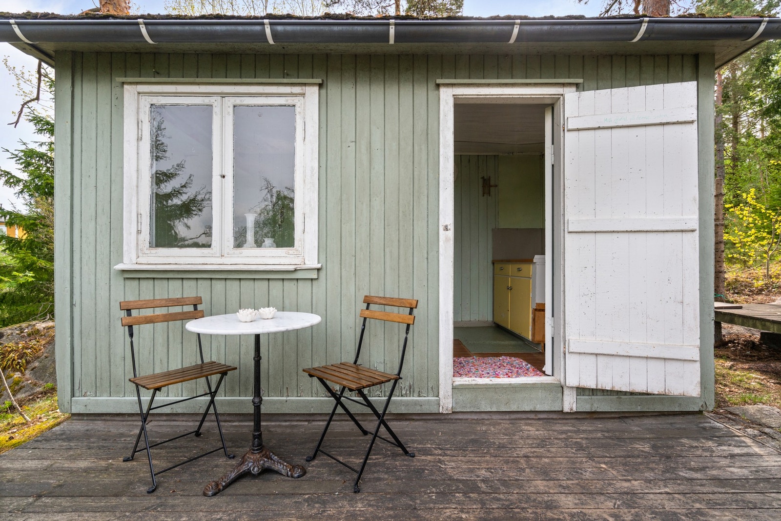 Selger informerer om at bod/anneks er fra 1951. Den ble tidligere brukt som kiosk og plassert på tomta i 1960. Galleribilde