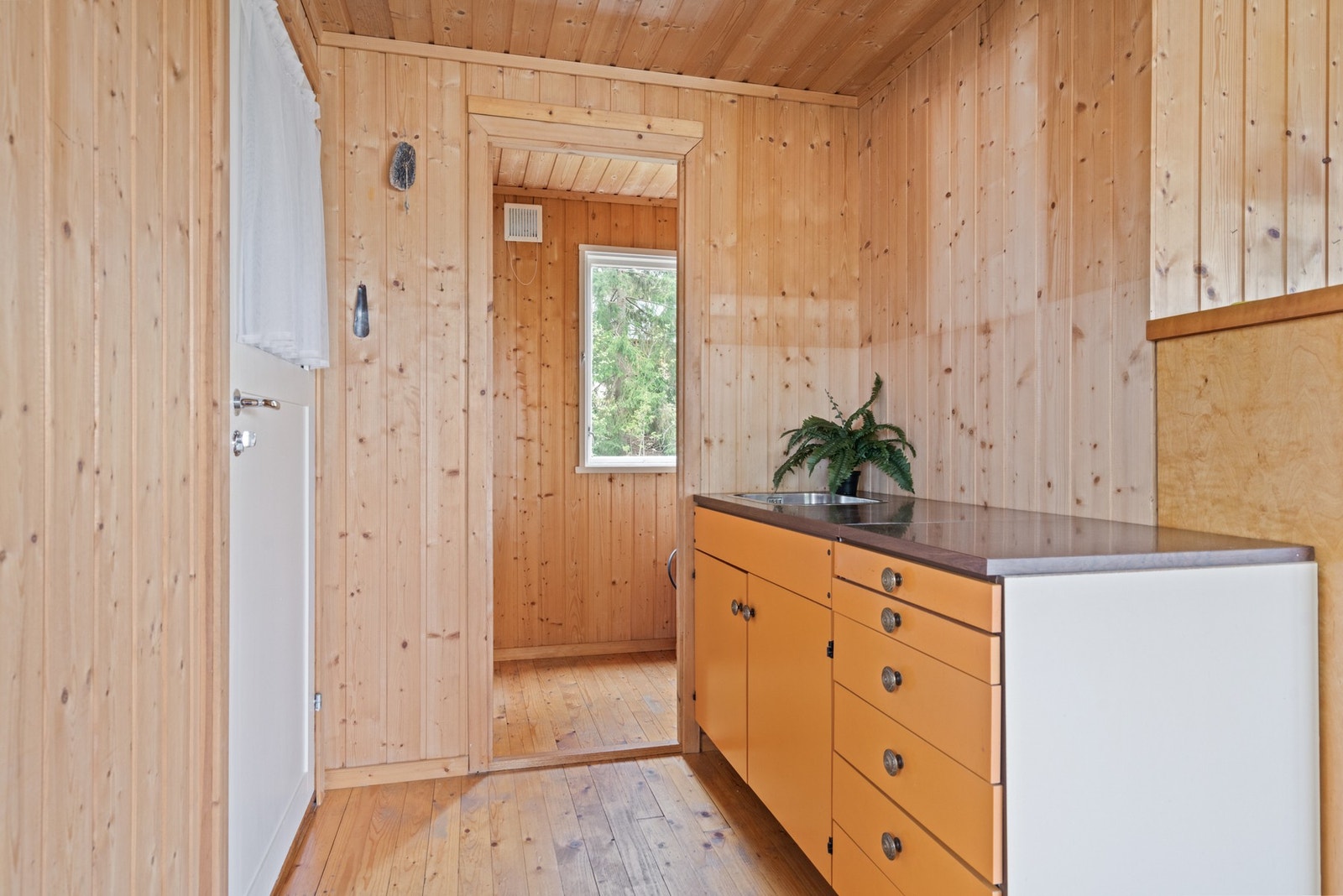 Kjøkkenet har innredning med glatte fronter. Benkeplaten er av laminat. Galleribilde