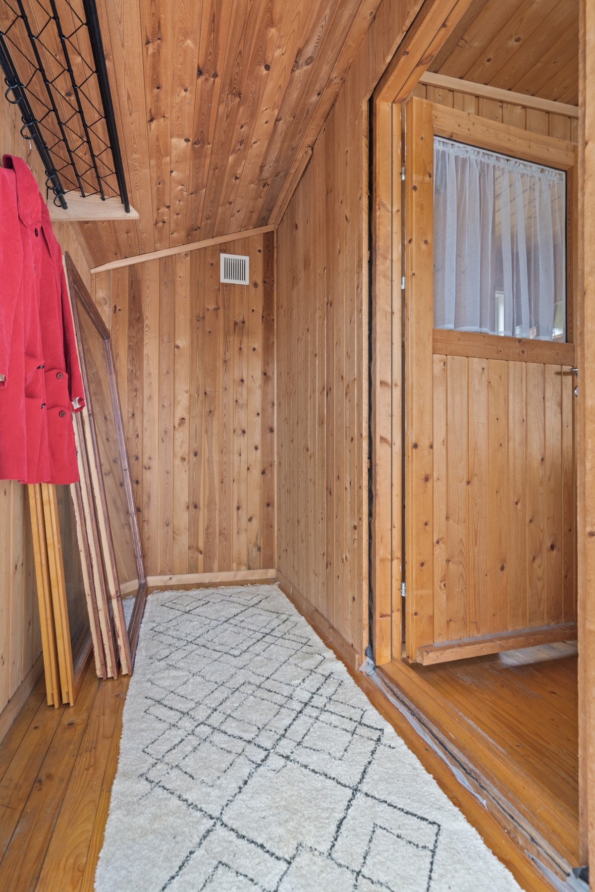 Entré med plass til å henge fra seg yttertøy og lignende Galleribilde