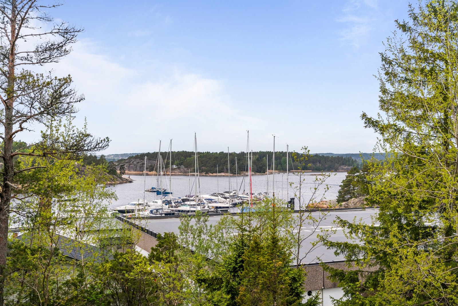 Fra hytta er det utsikt til Grimsøykilen og det er bare noen minutters gange ned til Grimsøykilen marina og til stranden Galleribilde