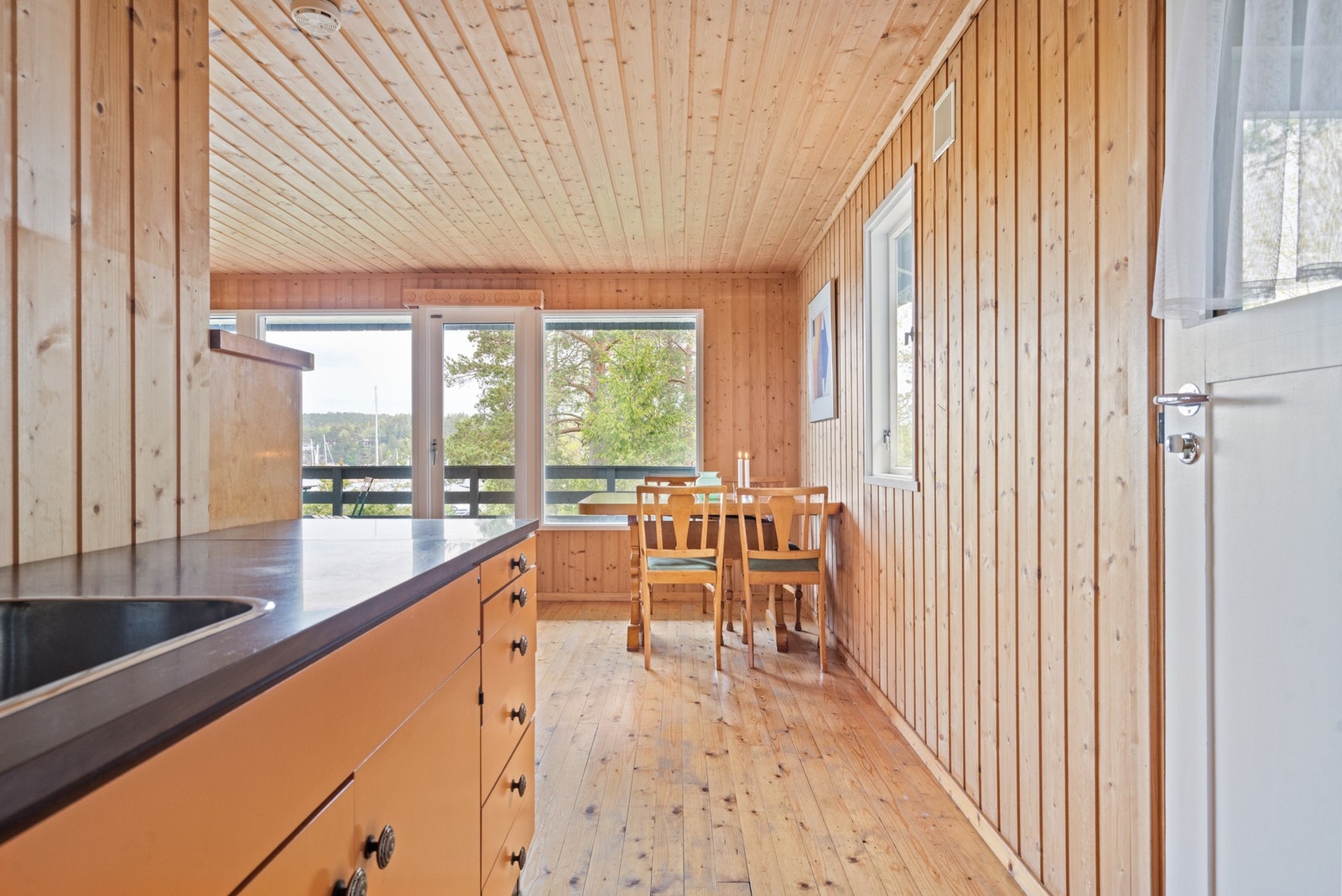 Delvis åpen stue- og kjøkkenløsning Galleribilde