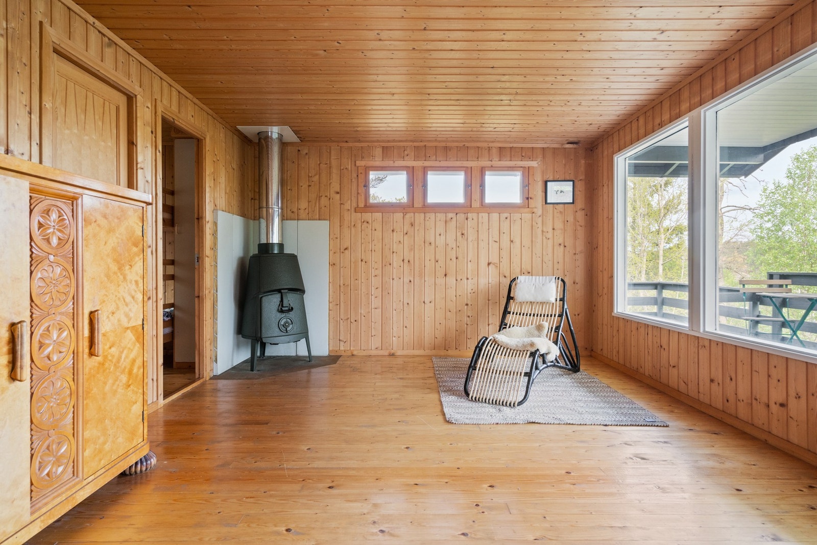 Hytta har isolert stålpipe og vedovn som varmer godt på kjøligere dager Galleribilde