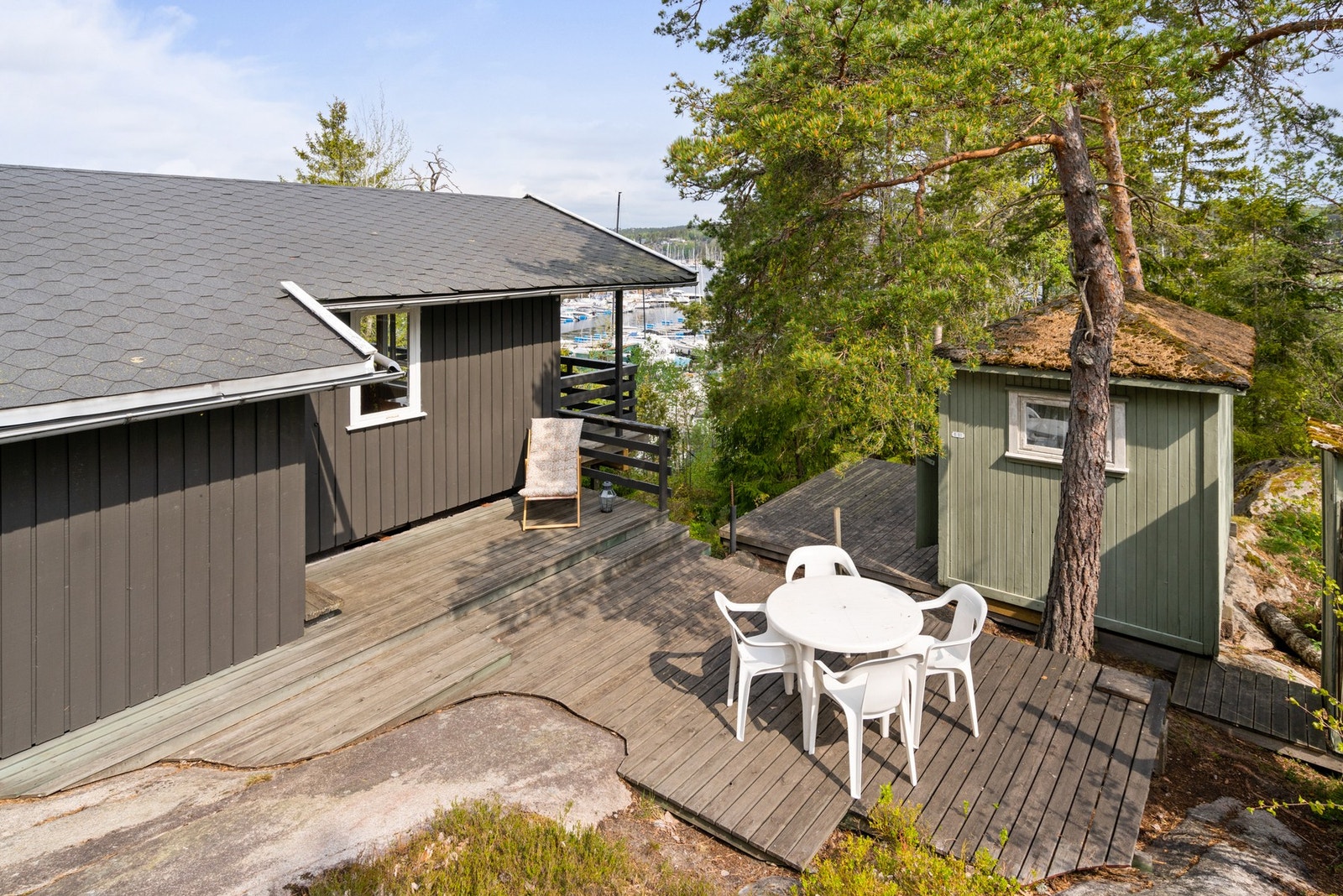 Hytta har krypkjeller under trebjelkelag og
stubbegulv. Galleribilde