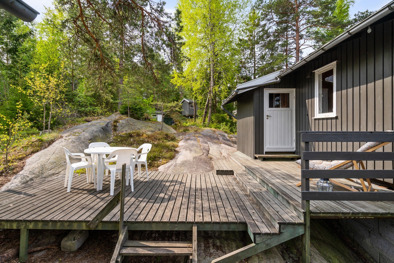 God plass til flere sittegrupper Galleribilde