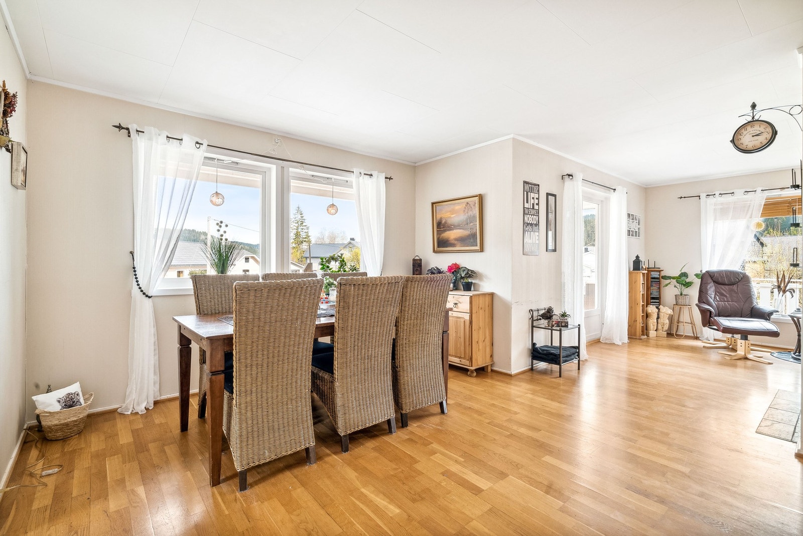 Fin plass for spisestue like ved kjøkkenet. Galleribilde