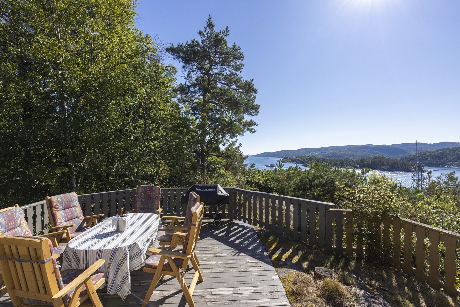 Terrasseplatting på sydsiden av hytta Galleribilde