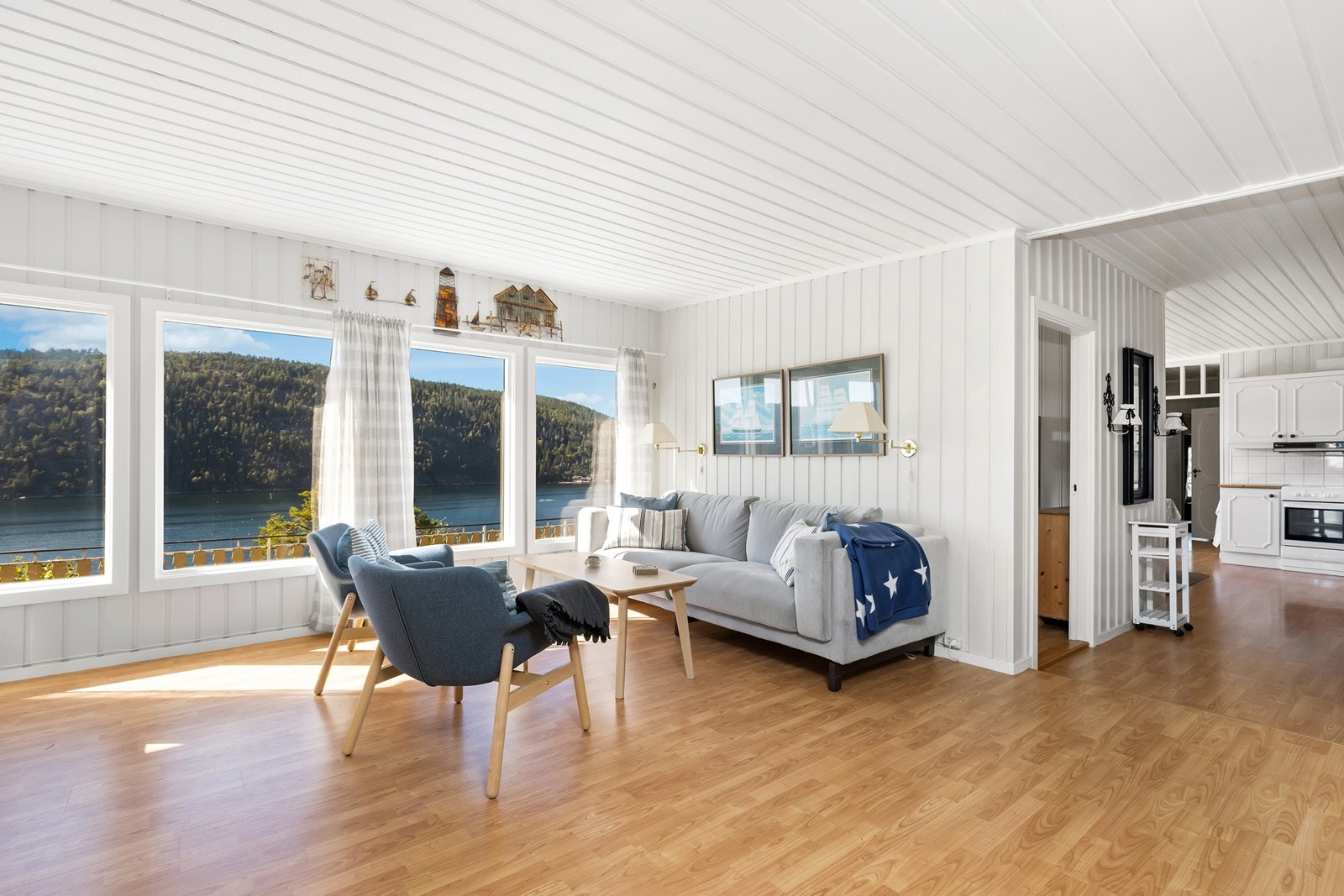 Stue med gode vindusflater Galleribilde