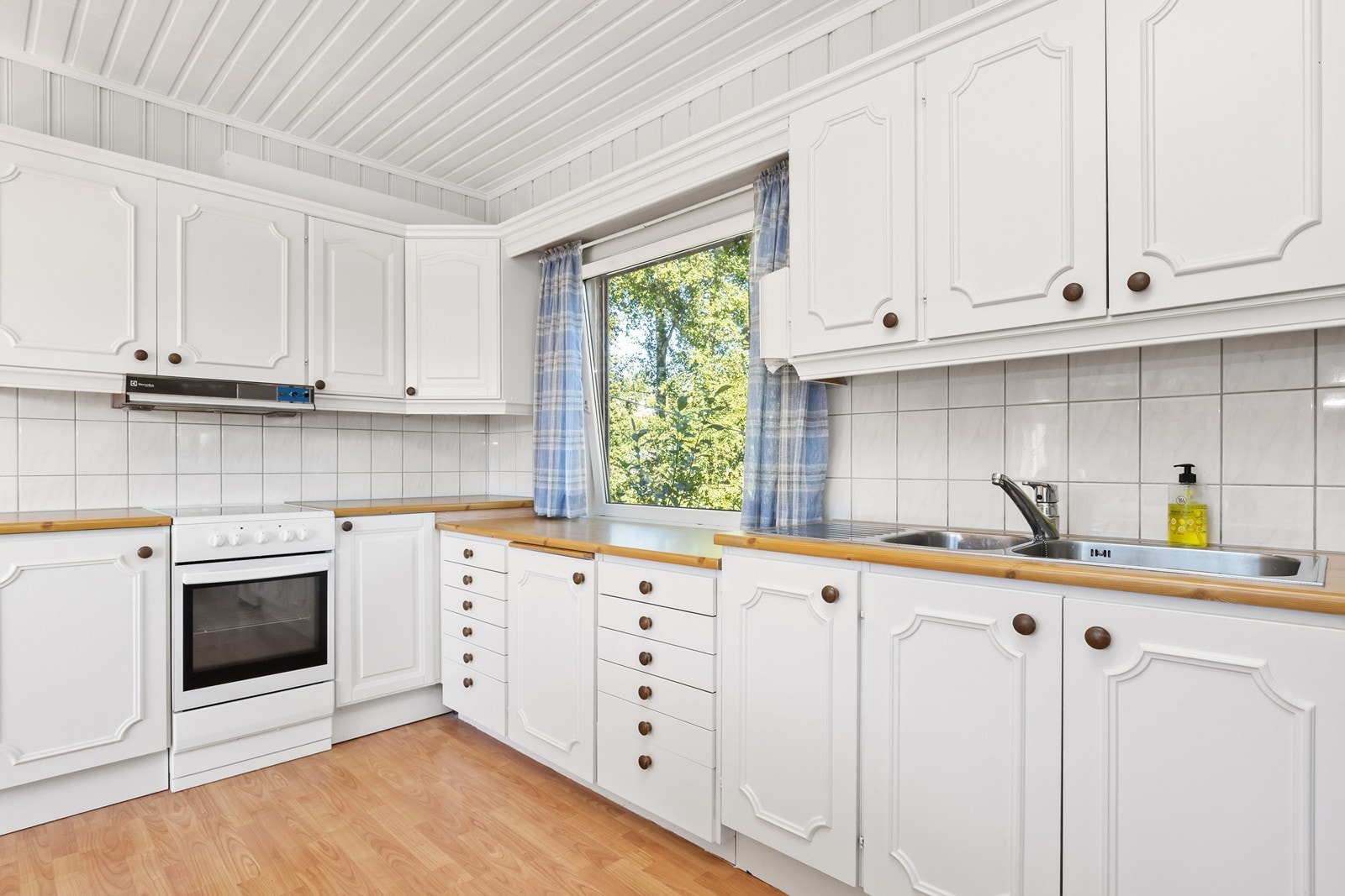 Profilert kjøkkeninnredning av eldre dato. Galleribilde